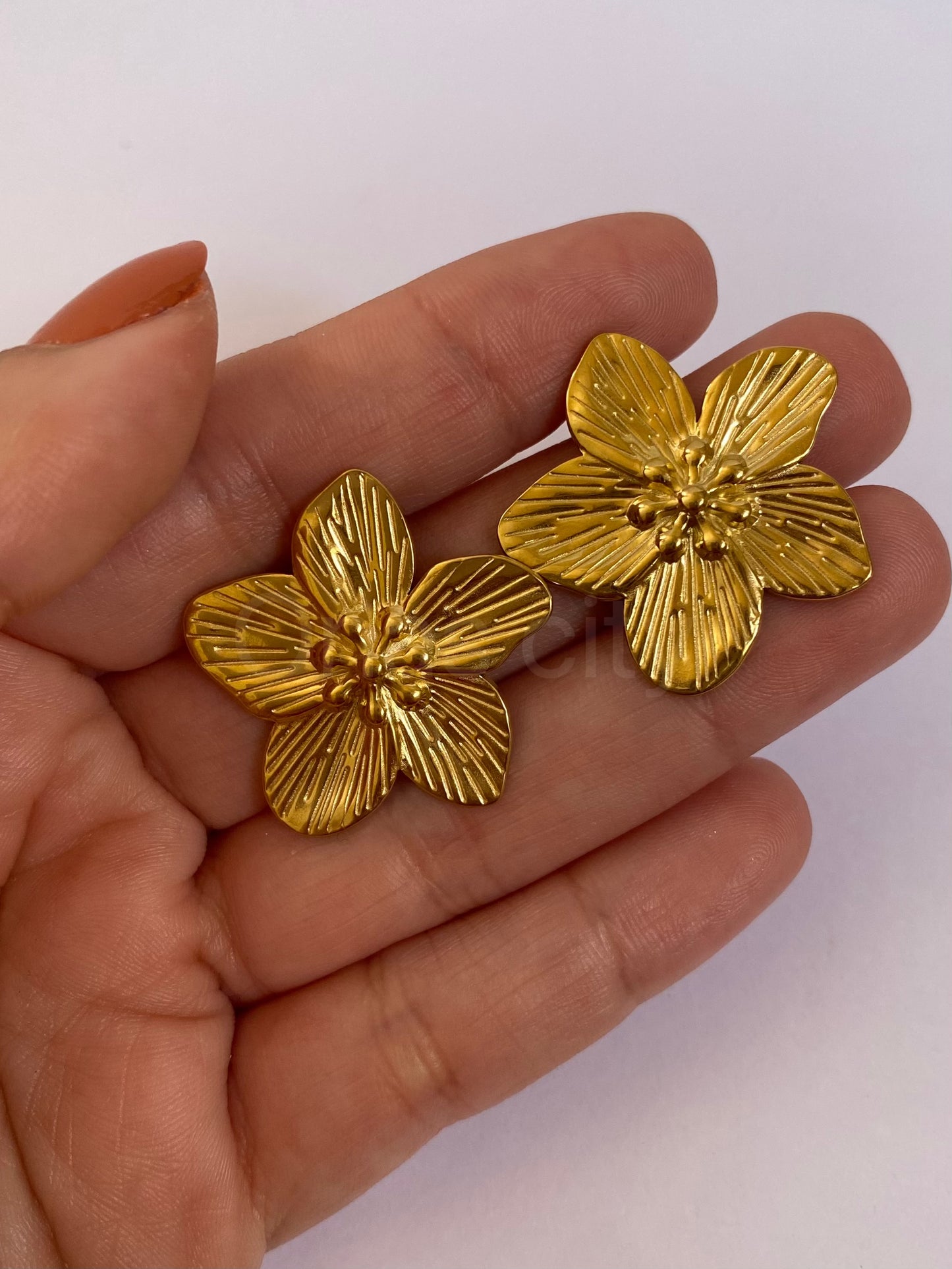 Dainty flower stud earrings