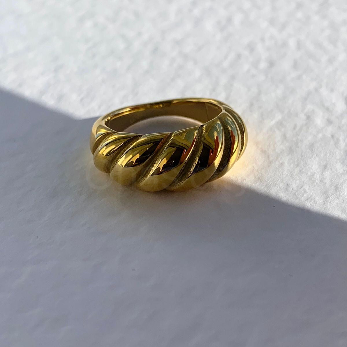 Croissant ring