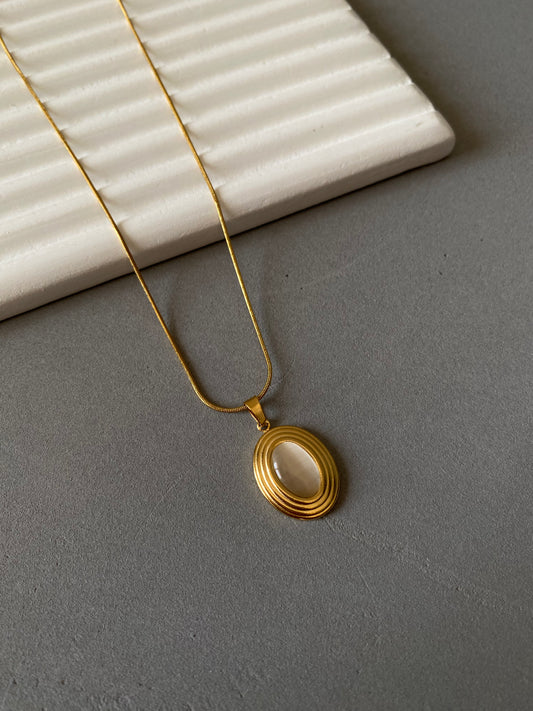 Oval beige stone necklace